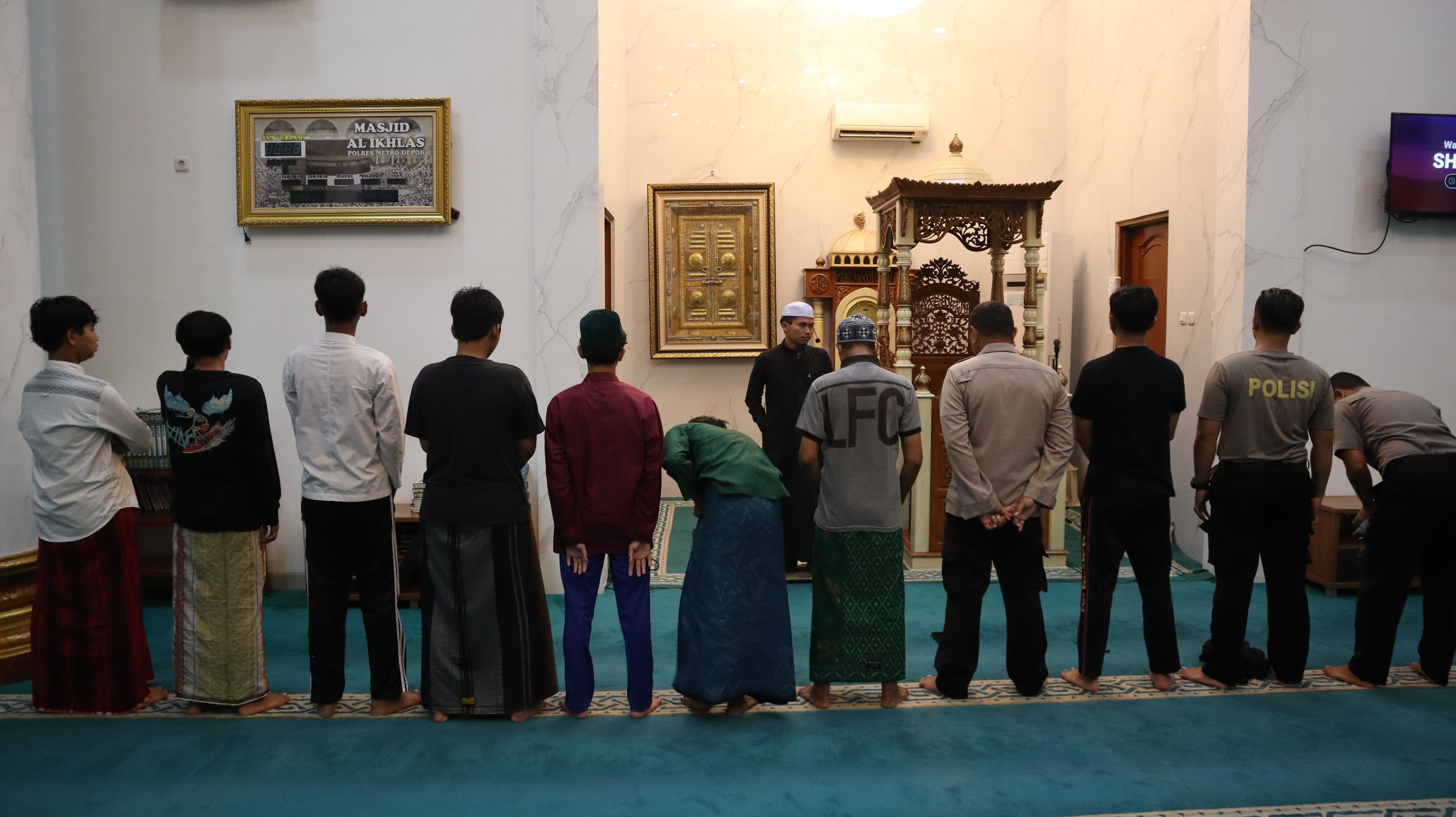 Sejumlah remaja yang ditangkap Polres Metro Depok akibat bentrok antar pelajar, menjalani pesantren kilat di Mapolres Metro Depok. 