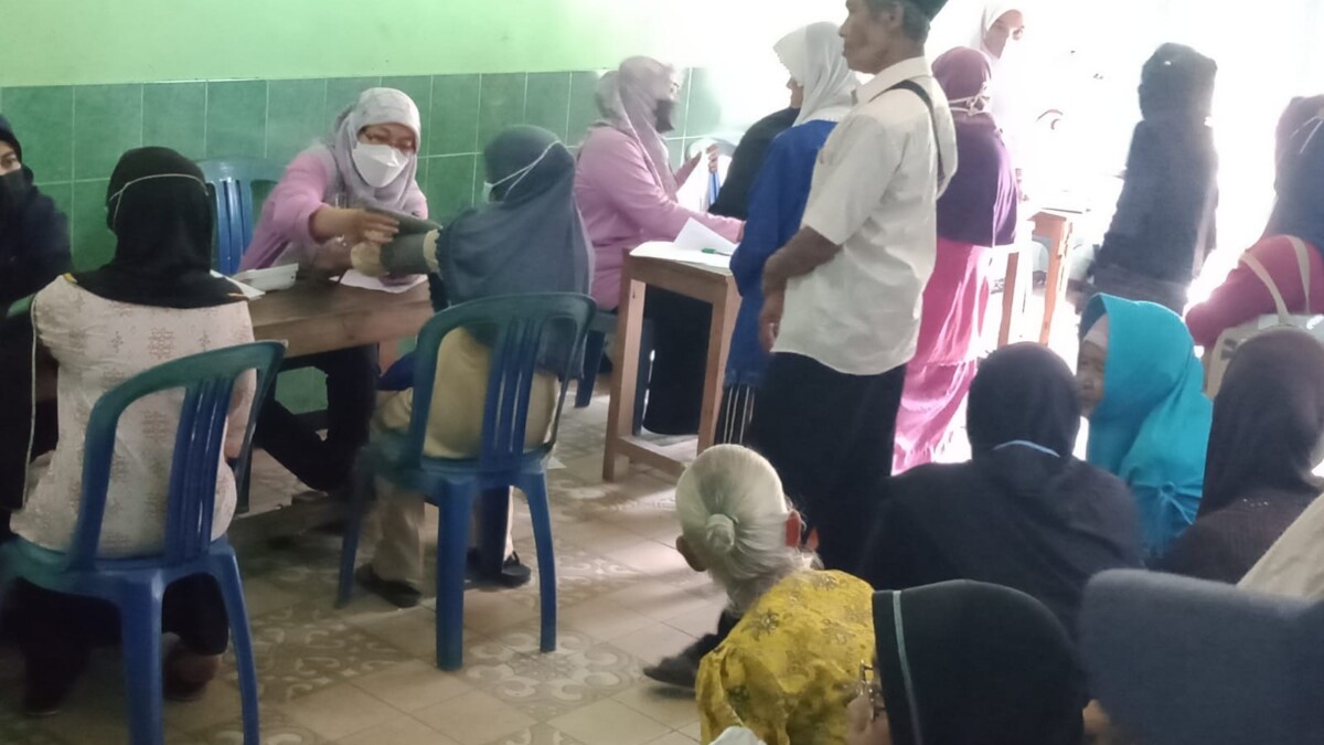 Ilustrasi penyaluran bansos kepada KPM jelang Lebaran