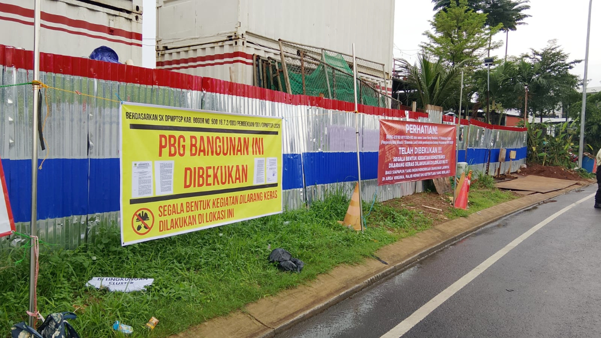 Gedung tujuh lantai di Kota Wisata, Desa Ciangsana, Kecamatan Gunung Putri, Kabupaten Bogor yang menuai protes warga.