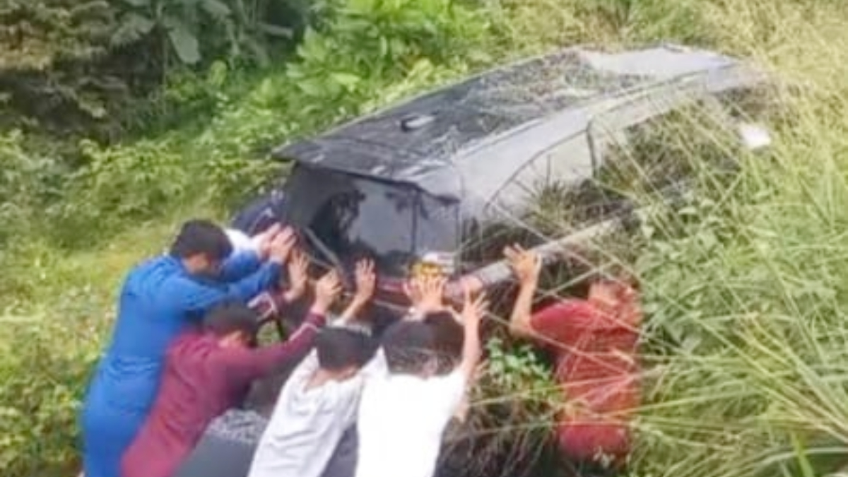 Warga membantu mengevakuasi mobil yang terguling di Jalan Raya Mekarsari, Rumpin, Kabupaten Bogor Minggu, 22 Februari 2026.