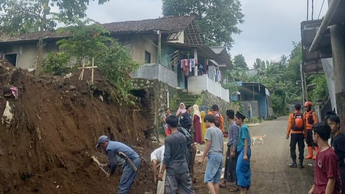 Akses jalan di Kampung Ciaul, Desa Cibedug, Ciawi, Kabupaten Bogor sempat terputus akibat tertimpa material tanah longsor.