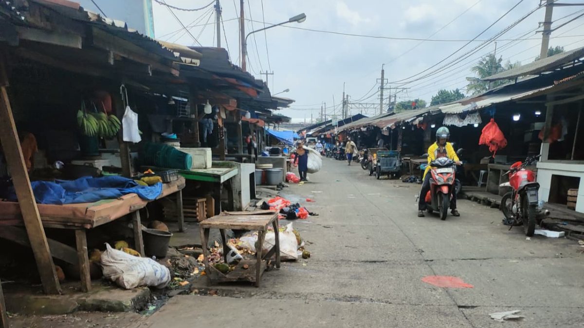 Suasana Pasar Kemiri Muka. Pemerintah Kota Depok memperketat pengawasan terhadap harga pangan selama Ramadhan.