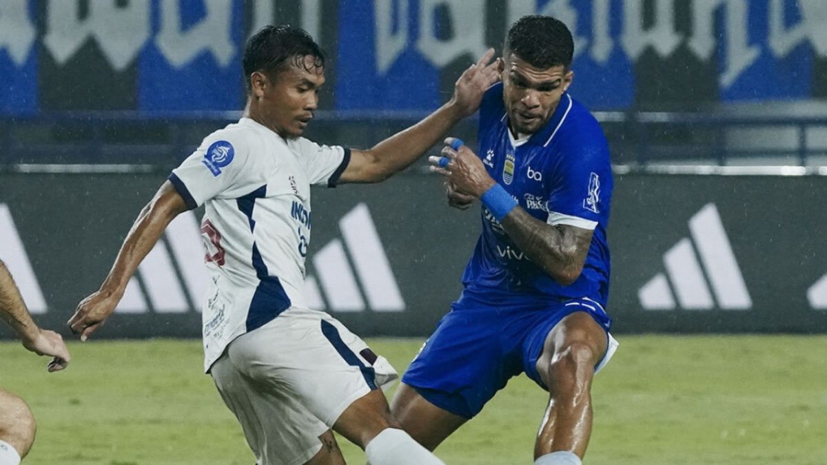 Babak pertama Persib Bandung vs Persita Tangerang.