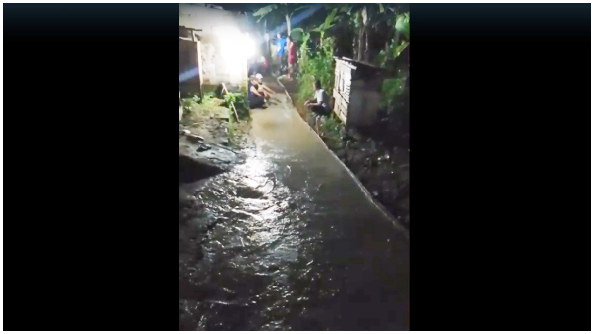 Warga Desa Hambalang, Kecamatan Citeureup, Kabupaten Bogor, membangun sendiri jalan lingkungan.