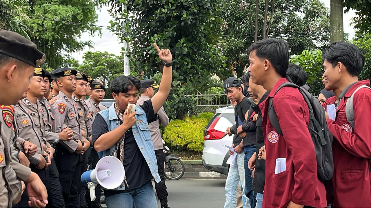 Mahasiswa demo di Jalan Juanda, Kota Bogor, Senin 23 Februari 2026.