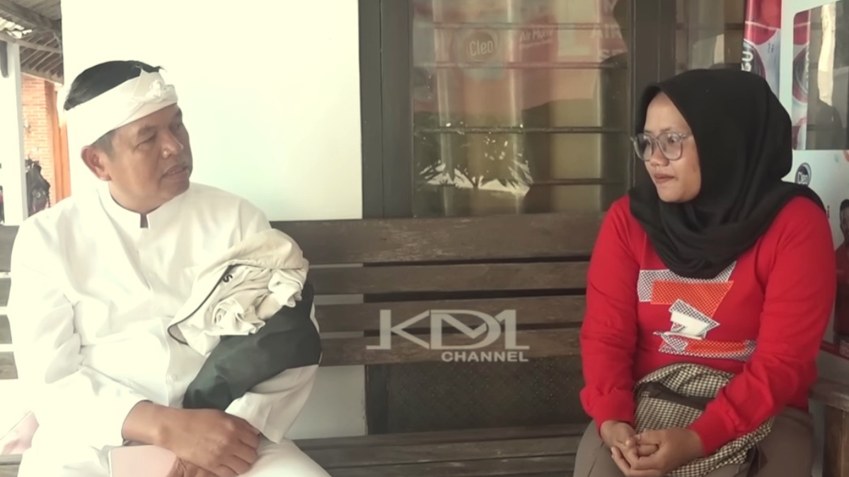Gubernur Jawa Barat, Dedi Mulyadi saat berdialog dengan ibu 3 anak asal Sumedang.