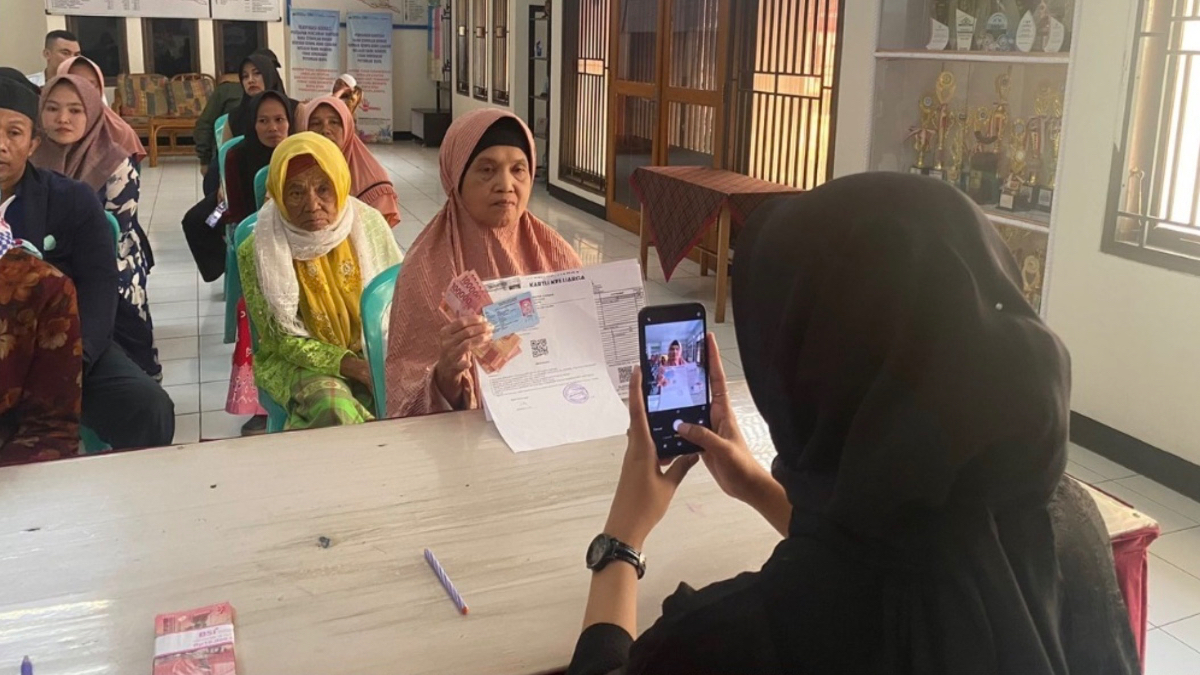 Ilustrasi KPM mencairkan dana bantuan sosial (bansos).