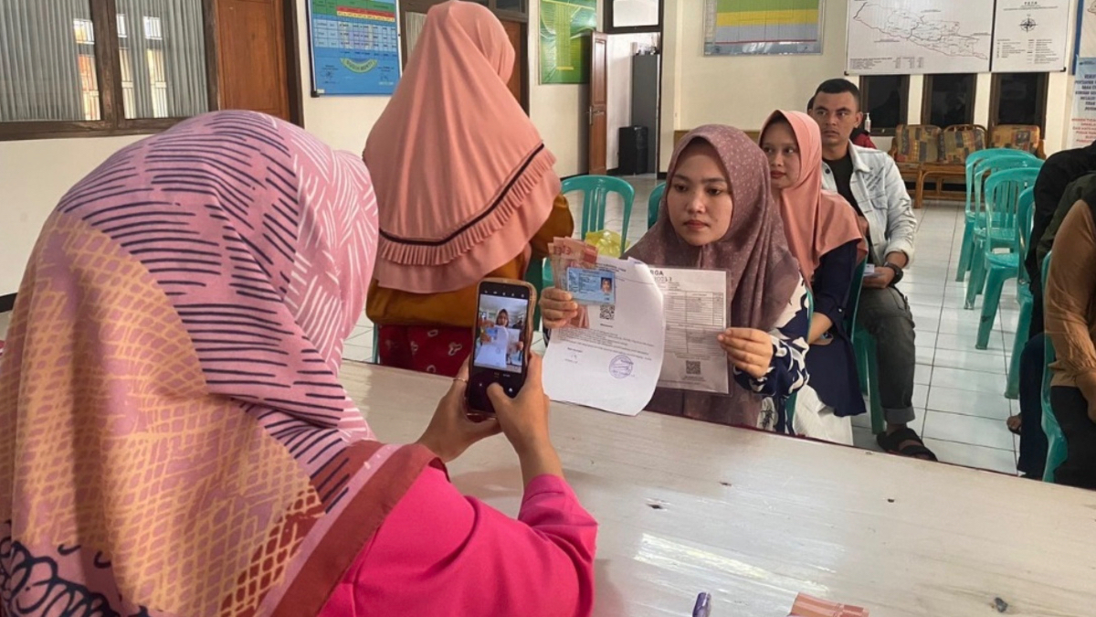 Ilustrasi penyaluran bansos reguler kepada KPM.
