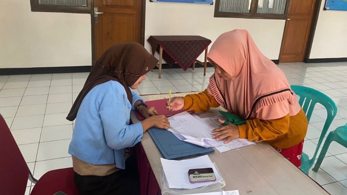 Ilustrasi penyaluran bansos kepada masyarakat penerima bantuan.