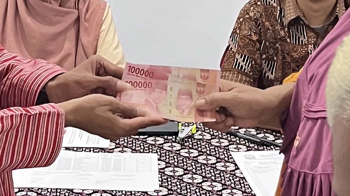 Ilustrasi pencairan bantuan sosial atau bansos kepada KPM.