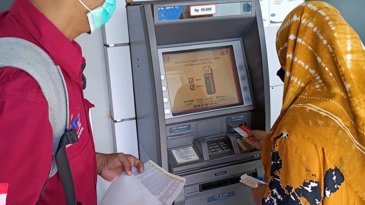 Ilustrasi KPM mencairkan saldo bansos melalui mesin ATM.