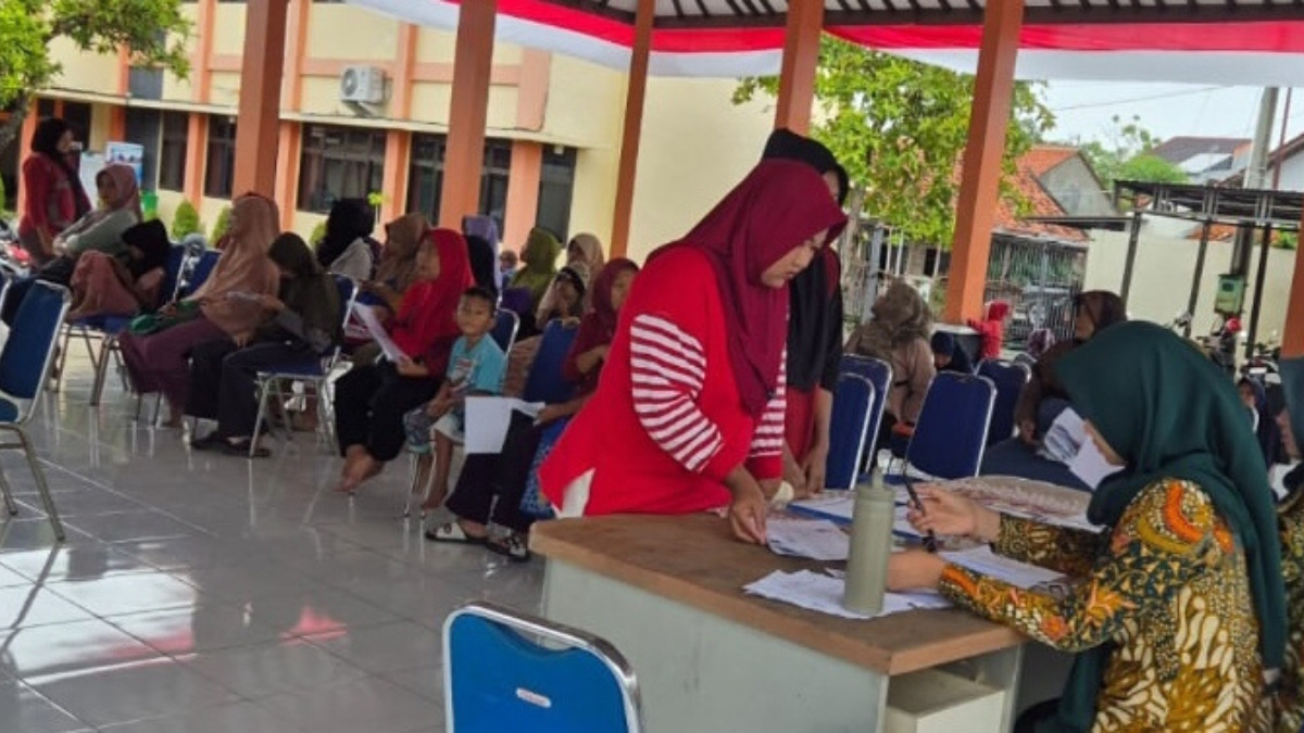 Ilustrasi KPM mencairkan dana bansos.