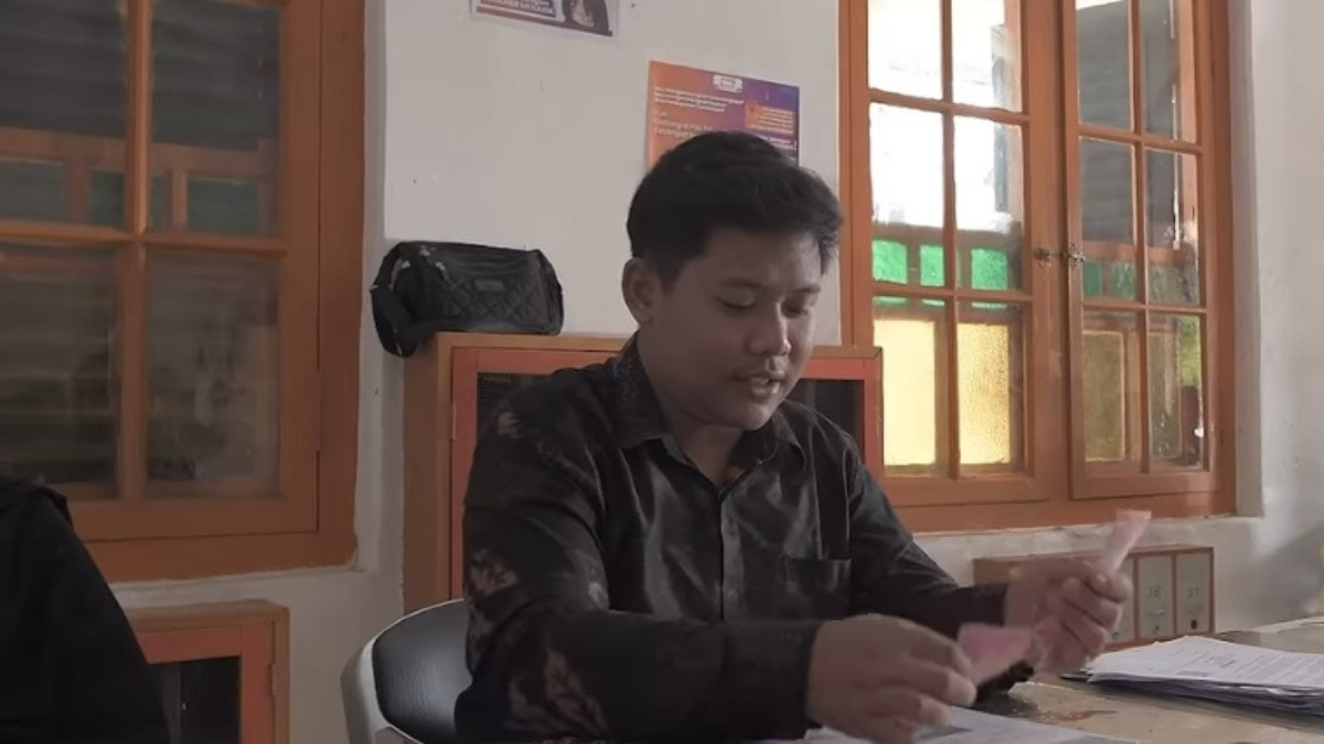 Ilustrasi petugas menyalurkan bansos kepada KPM.