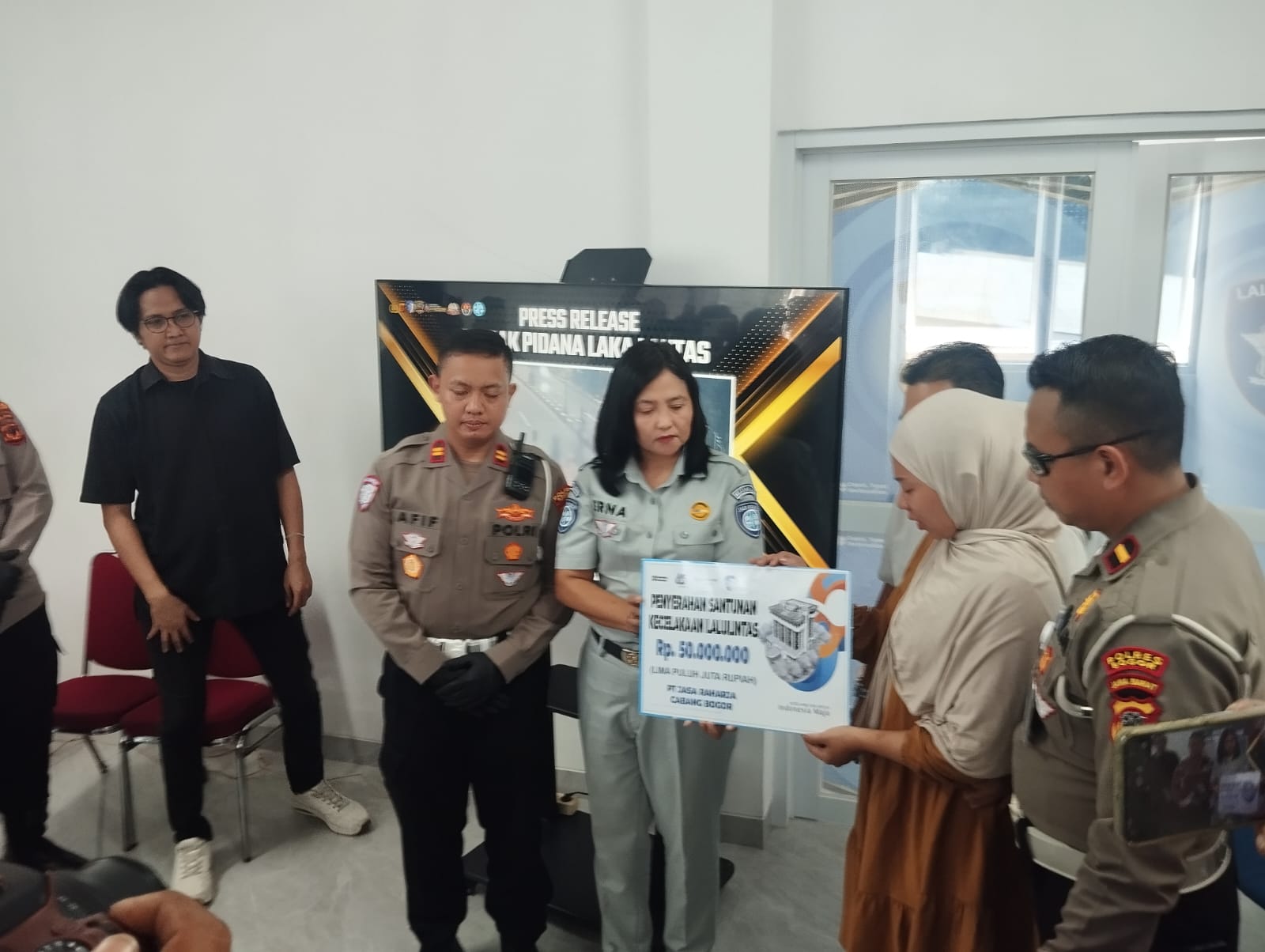 Jasa Raharja saat memberi santunan untuk keluarga korban kecelakaan di Jalan Raya Bogor, Kelurahan Pakansari, Kecamatan Cibinong. 