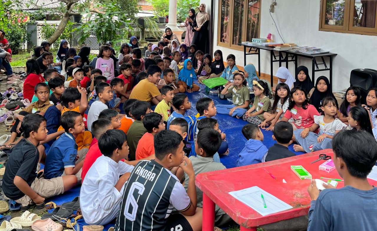 Gerakan Literasi Anak yang di selenggarakan oleh Karang Taruna RW 05 Pabuaran, Kecamatan Cibinong, Kabupaten Bogor.