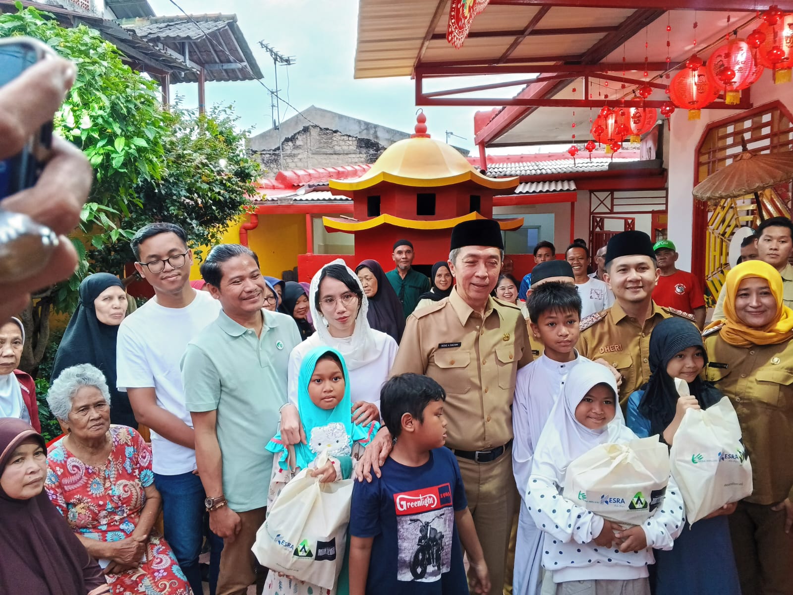 Warga lintas agama mengikuti kegiatan Ngaburweling dengan buka puasa bersama di Klenteng Phan Ko Bio, Kelurahan Pulo Geulis, Kecamatan Bogor Tengah, Kota Bogor. 