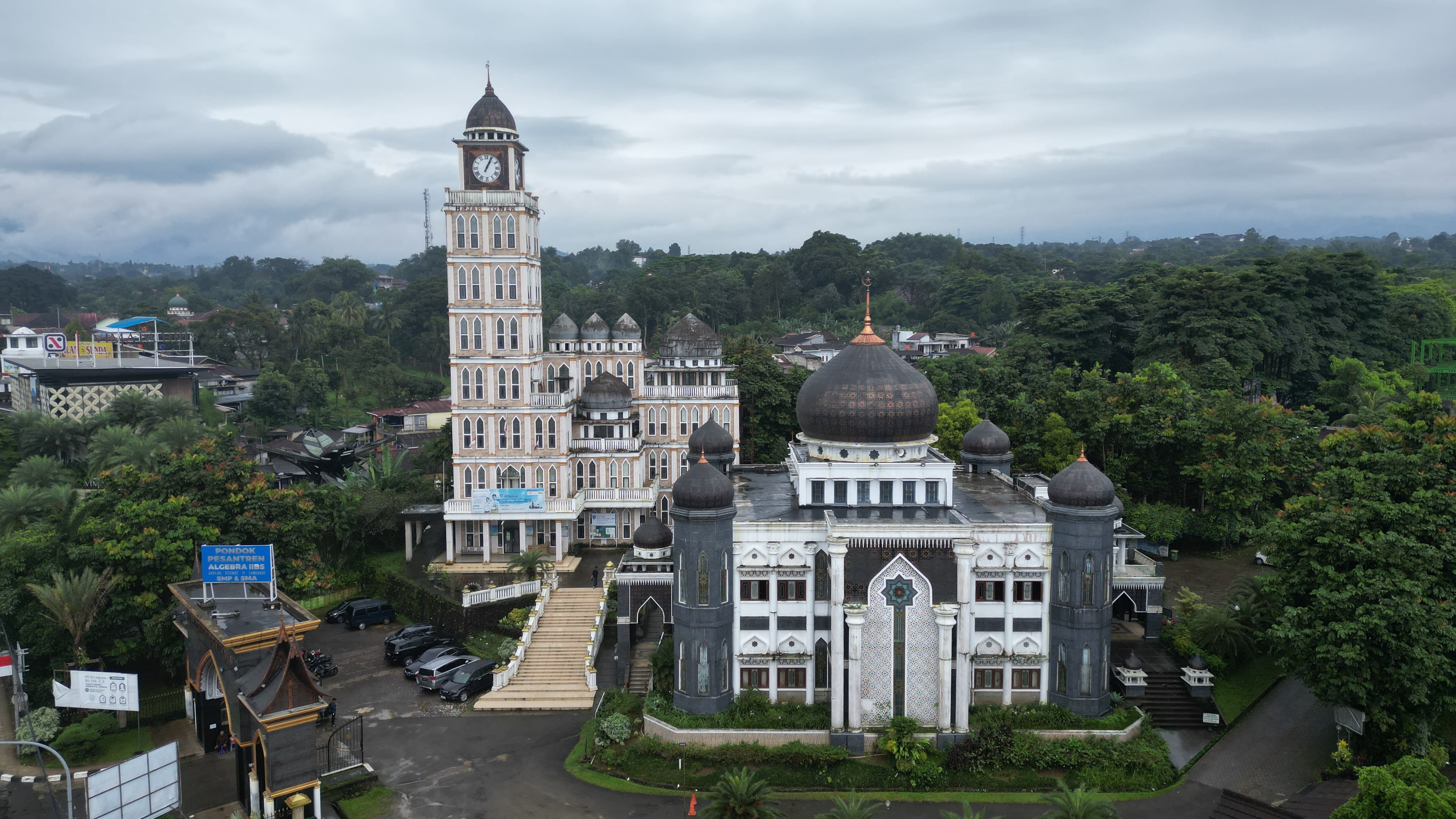 Masjid Harakatul Jannah di Jalan Raya Puncak KM 71, Simpang Gadog, Kecamatan Megamendung, Kabupaten Bogor.