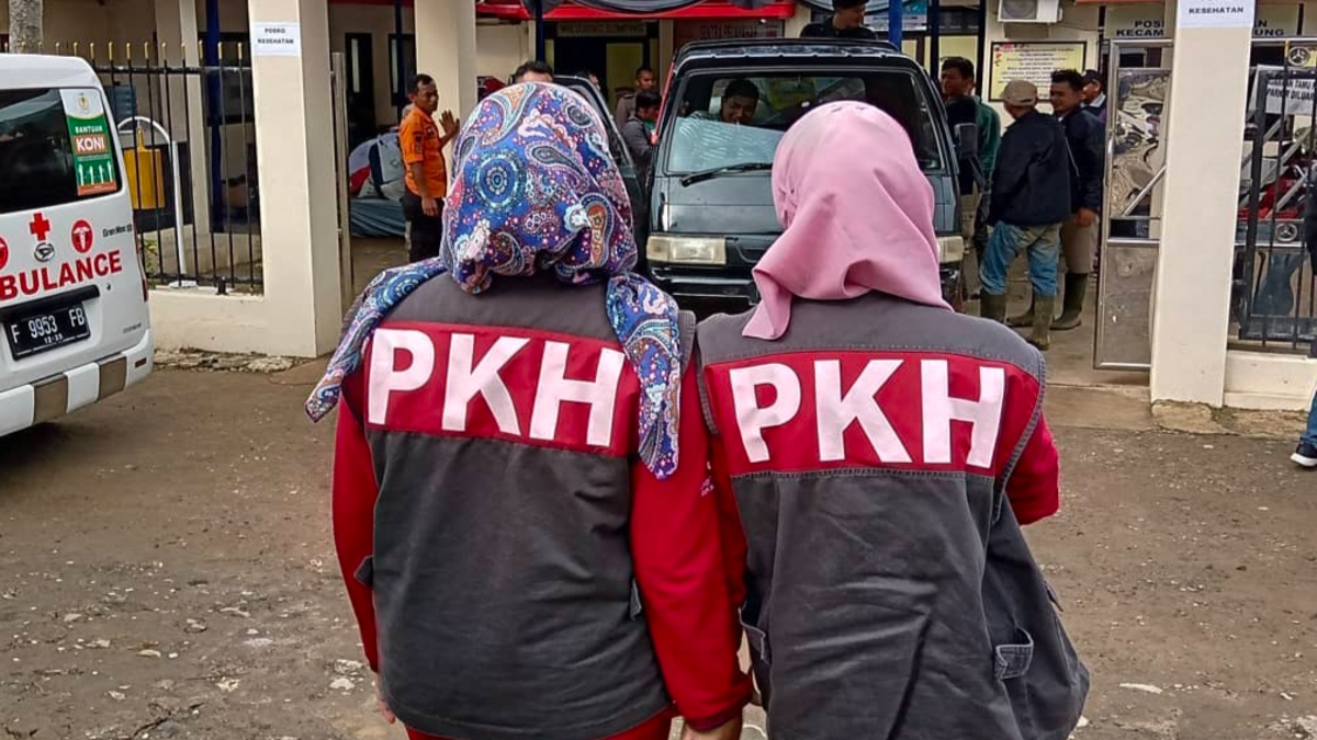 Ilustrasi petugas PKH menyalurkan bansos kepada KPM.