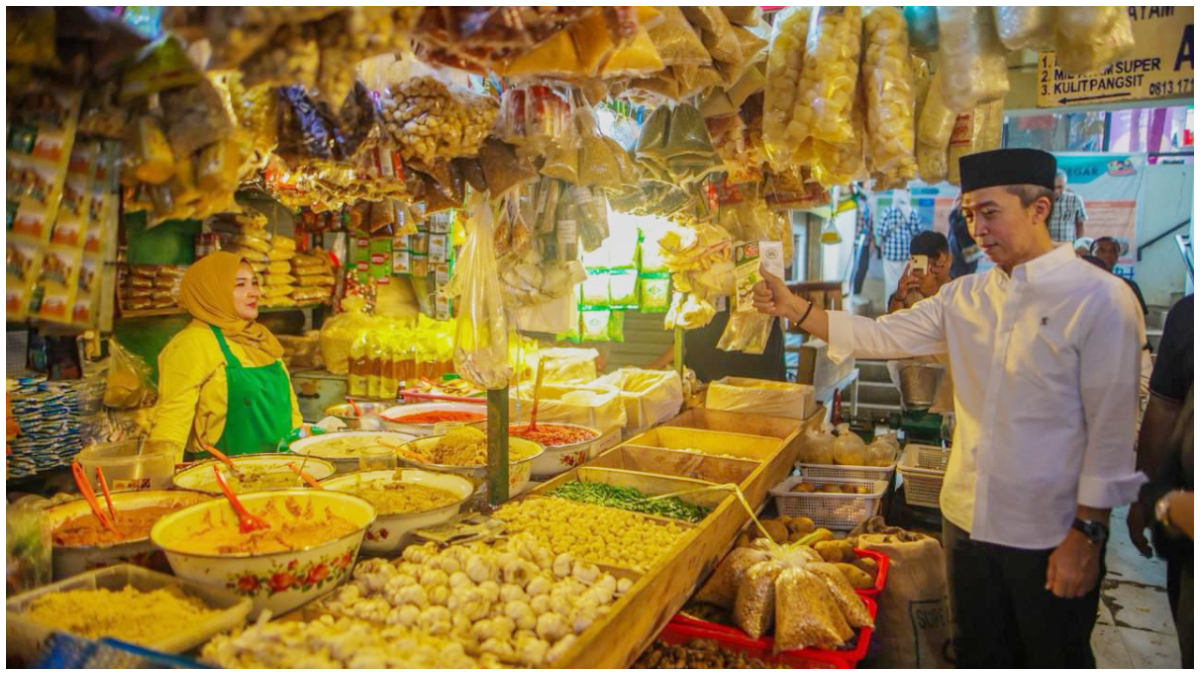 Wali Kota Bogor saat meninjau bahan pangan di Pasar Gembrong, Sukasari. Harga daging sapi di sana naik.