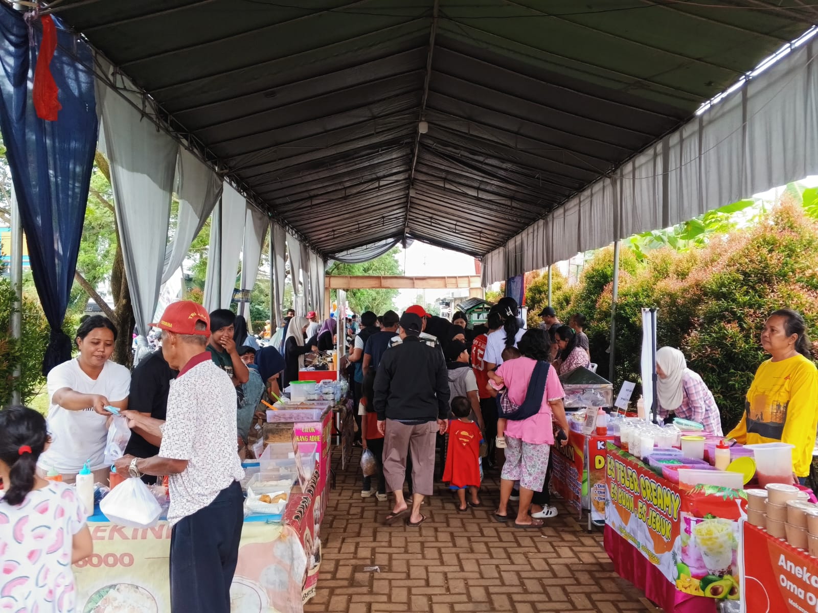 Suasana Pasar Ramadan Kiara Residence di Kelurahan Curug, Kecamatan Bogor Barat, Kota Bogor, yang menghadirkan puluhan tenant UMKM. 