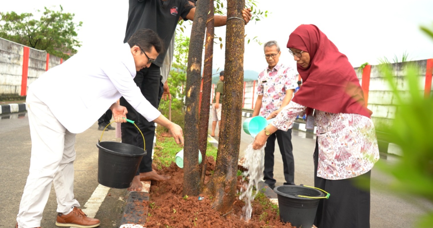 Direktur Utama RSUD Moh. Noh Nur, saat melakukan penanaman pohon bersama jajarannya.