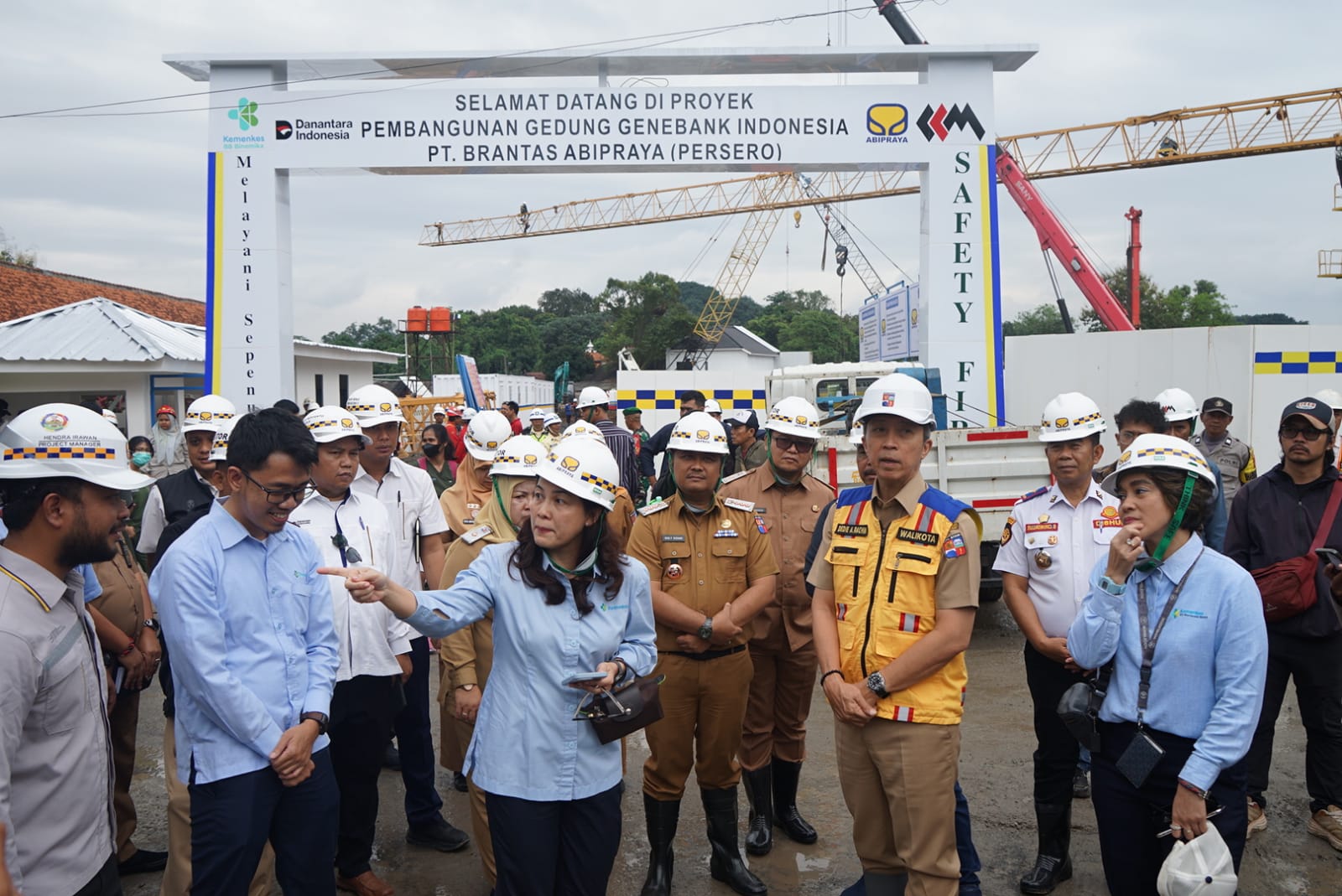 Walikota Bogor, Dedie Rachim saat memberikan keterangan kepada awak media di lokasi proyek nasional RSMM Kota Bogor, Senin 23 Februari 2026. 