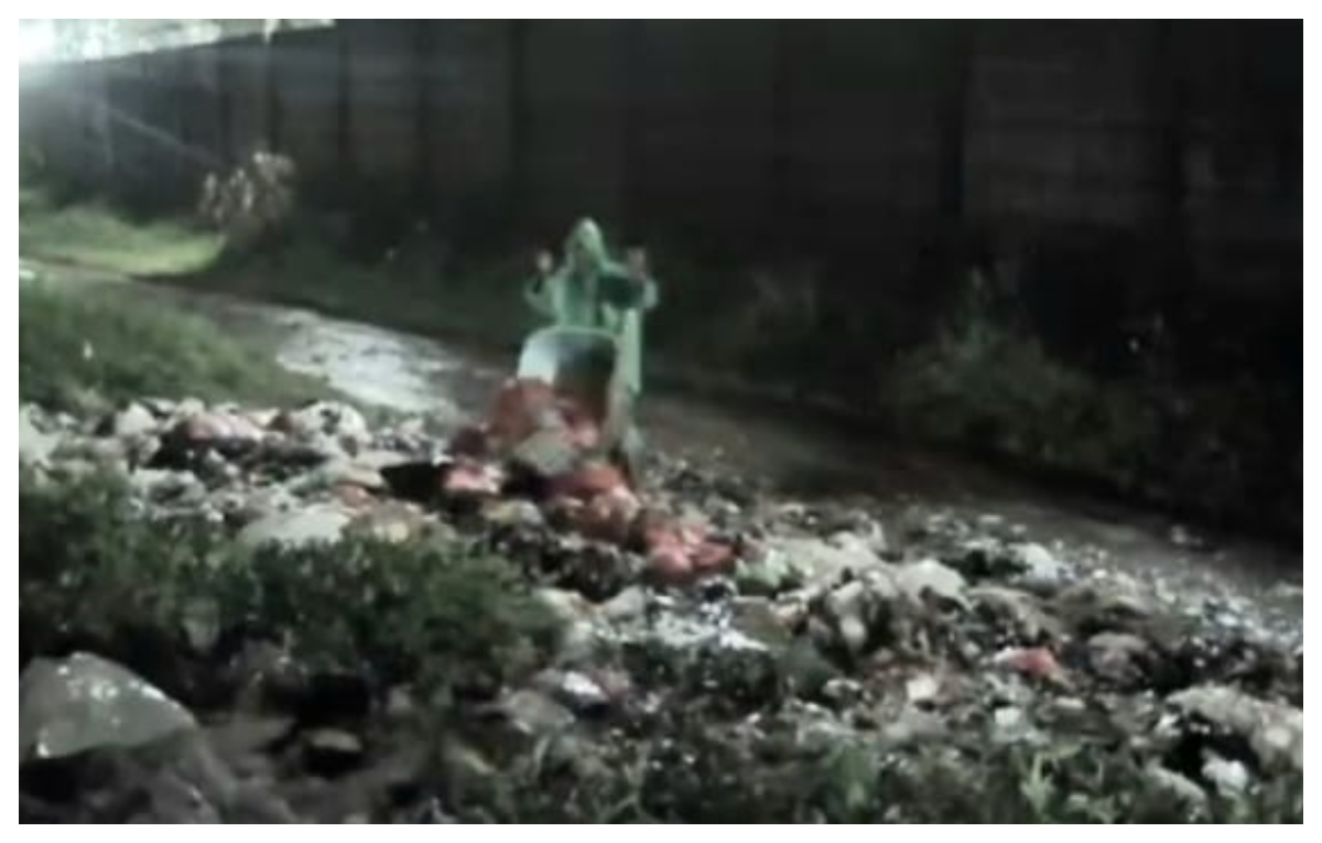 Seorang oknum warga terekam CCTV saat membuang sampah sembarangan satu troli penuh di Desa Cicadas, Kecamatan Gunung Putri, Kabupaten Bogor, Senin 23 Februari 2026.