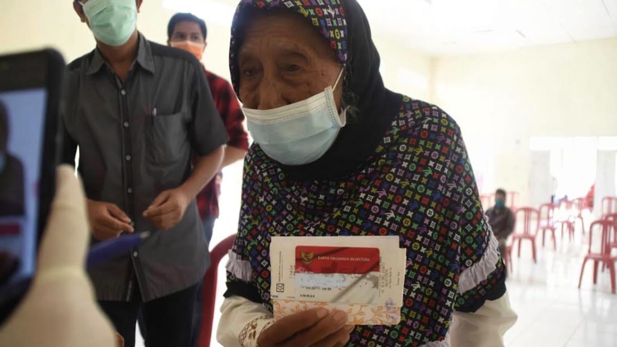 Ilustrasi penyaluran bansos kepada KPM PKH.