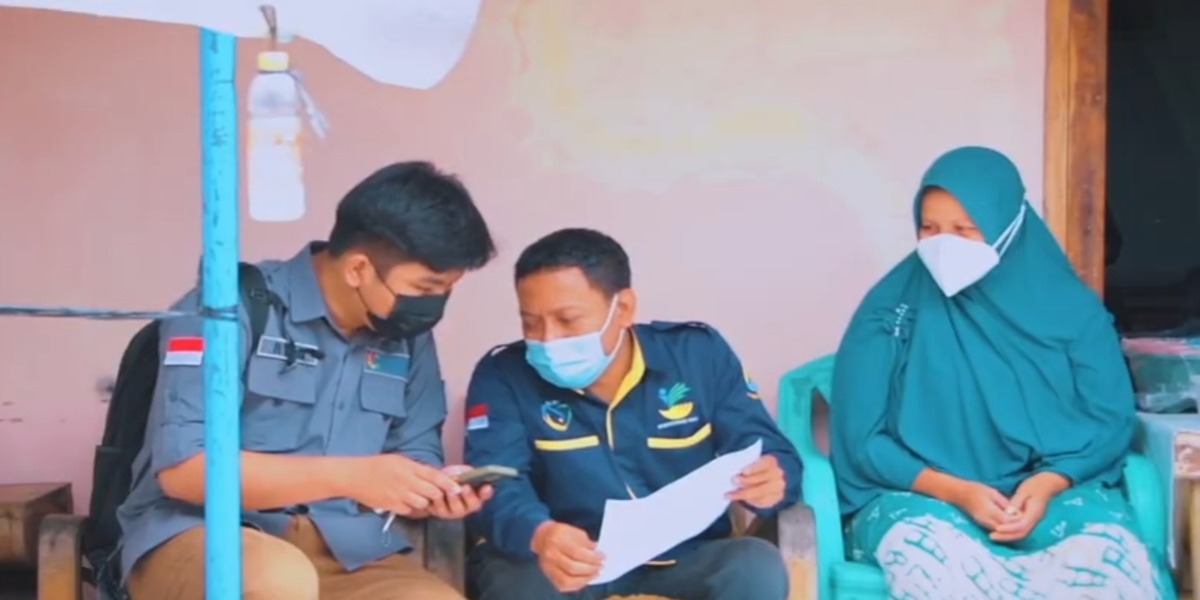 Ilustrasi petugas bansos mengajukan pertanyaan survei kelayakan bansos 2026 kepada KPM