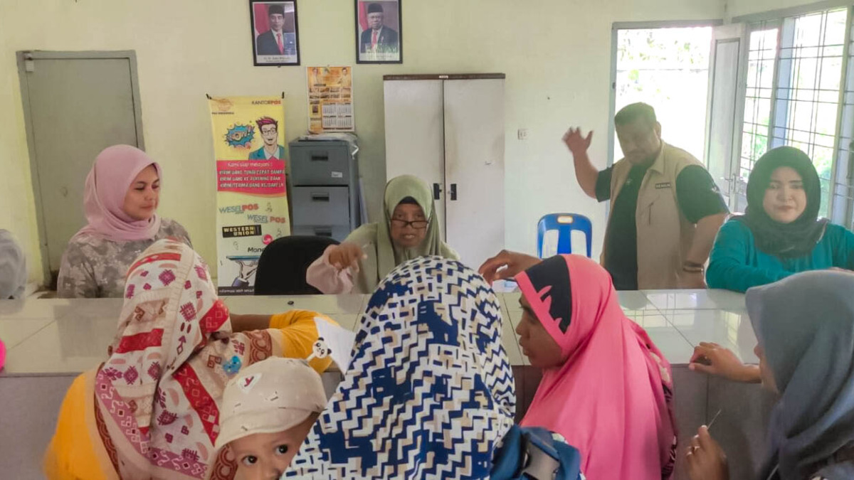 Ilustrasi KPM bansos mencairkan dana bantuan sosial.