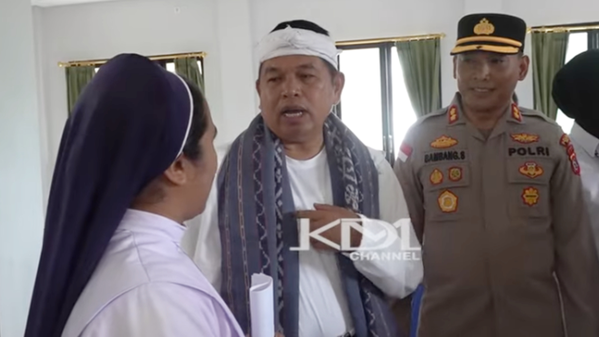 Gubernur Jawa Barat Dedi Mulyadi tiba di Maumere, Kabupaten Sikka, Nusa Tenggara Timur (NTT), Senin, 23 Februari 2026.