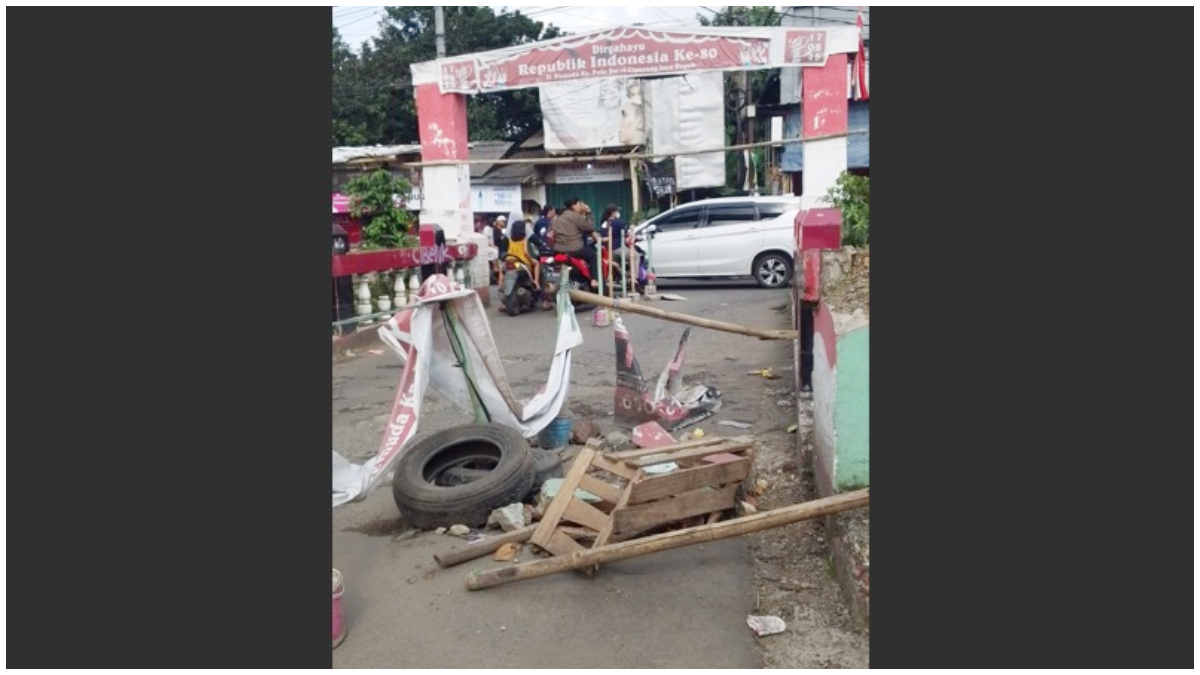 Jembatan Kampung Pulo Cipayung Kota Depok ditutup akibat pondasi jembatan yang rusak.