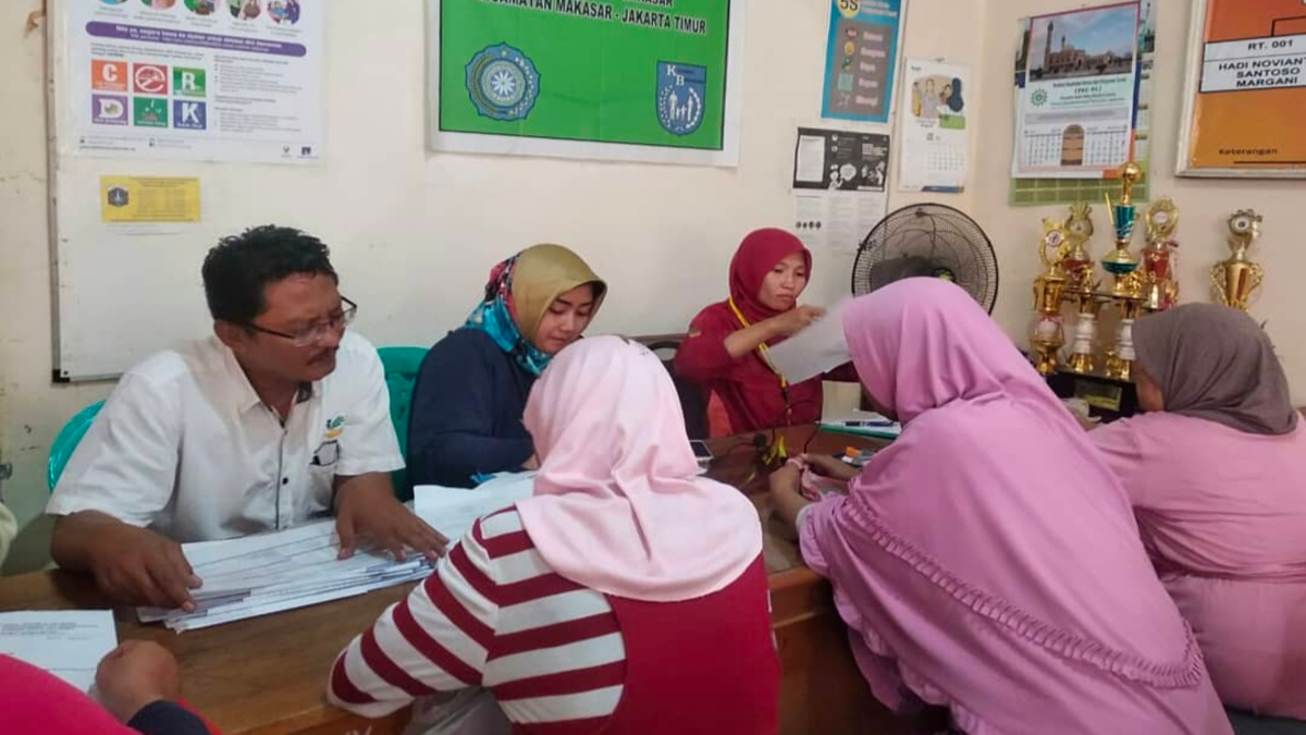 Ilustrasi penyaluran bansos kepada KPM.