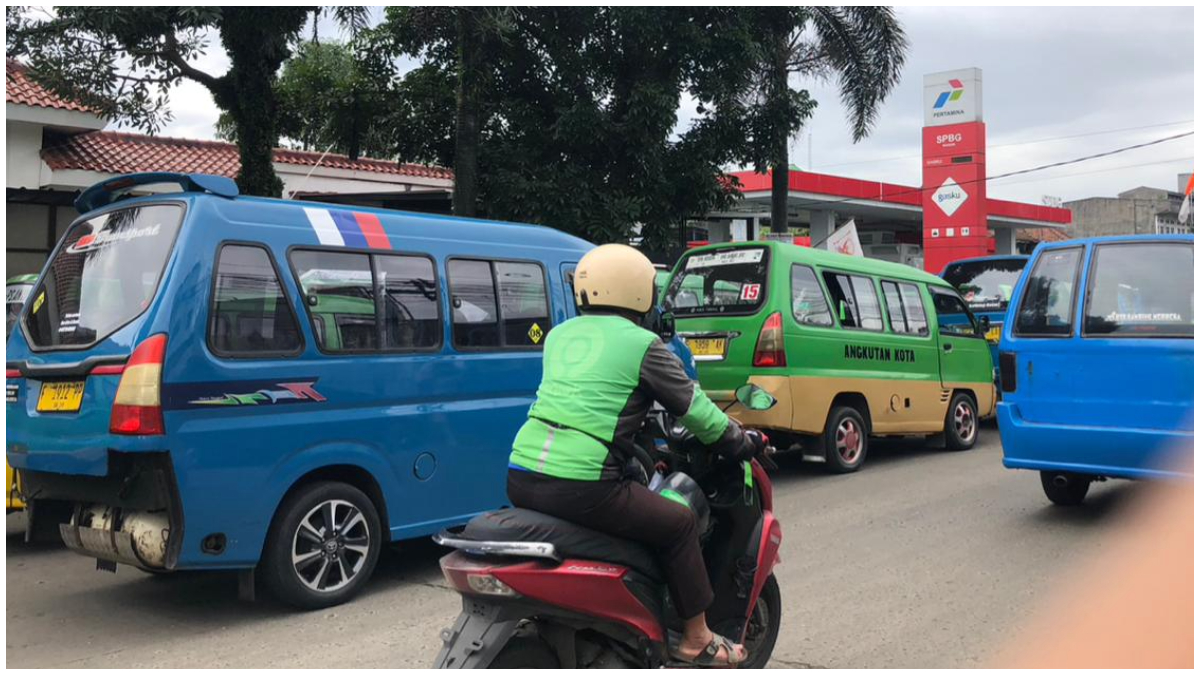 Angkot yang tengah antre untuk mengis bahan bakar gas di SPBG Jalan Merdeka