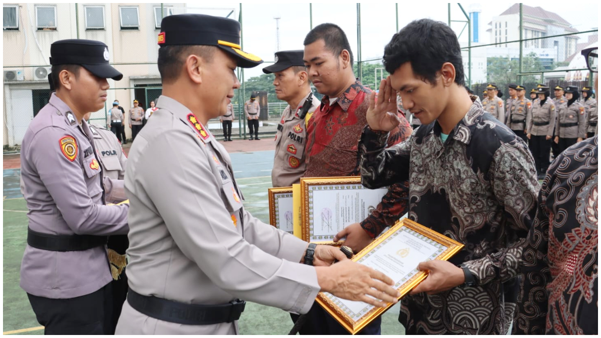 Kapolres Metro Depok berikan penghargaan bagi warga yang tangkap dan bubarkan aksi bentrokan pelajar di Cipayung Kota Depok.