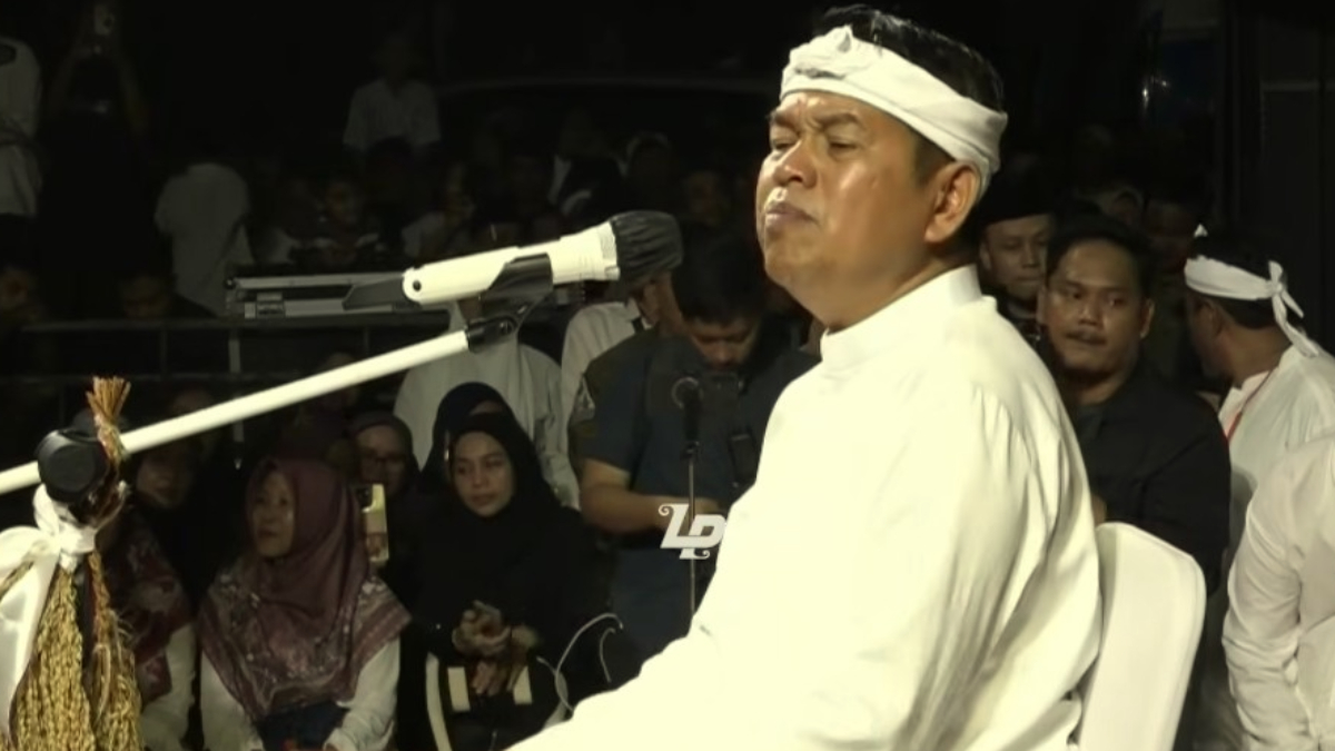 Gubernur Jawa Barat, Dedi Mulyadi menjelaskan proyek pengerukan.