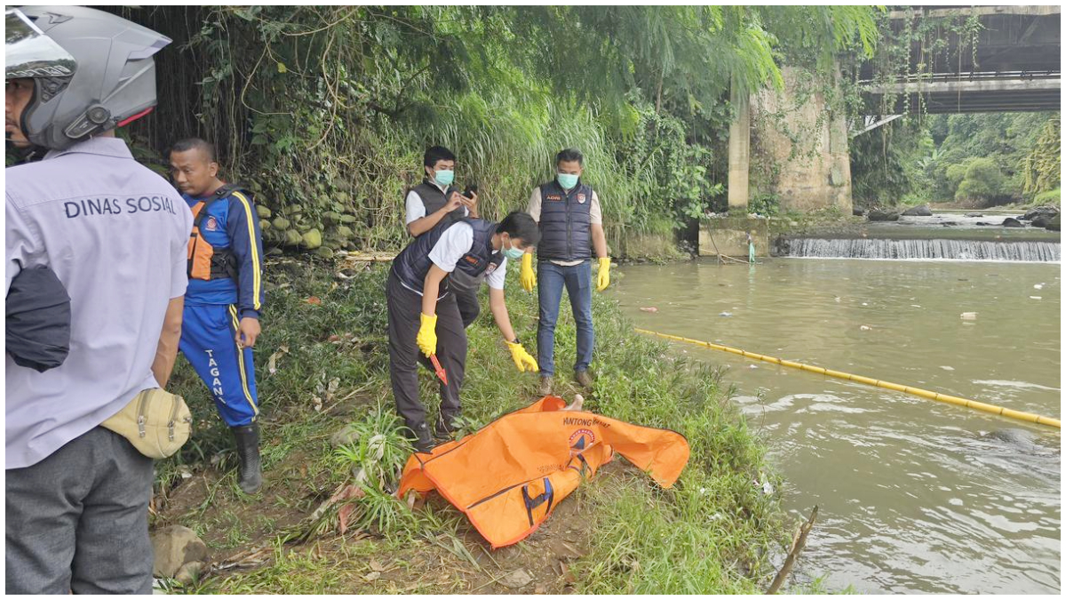Polisi saat melakukan identifikasi mayat pria tanpa identitas di pinggir Sungai Cisadane, Kota Bogor. 