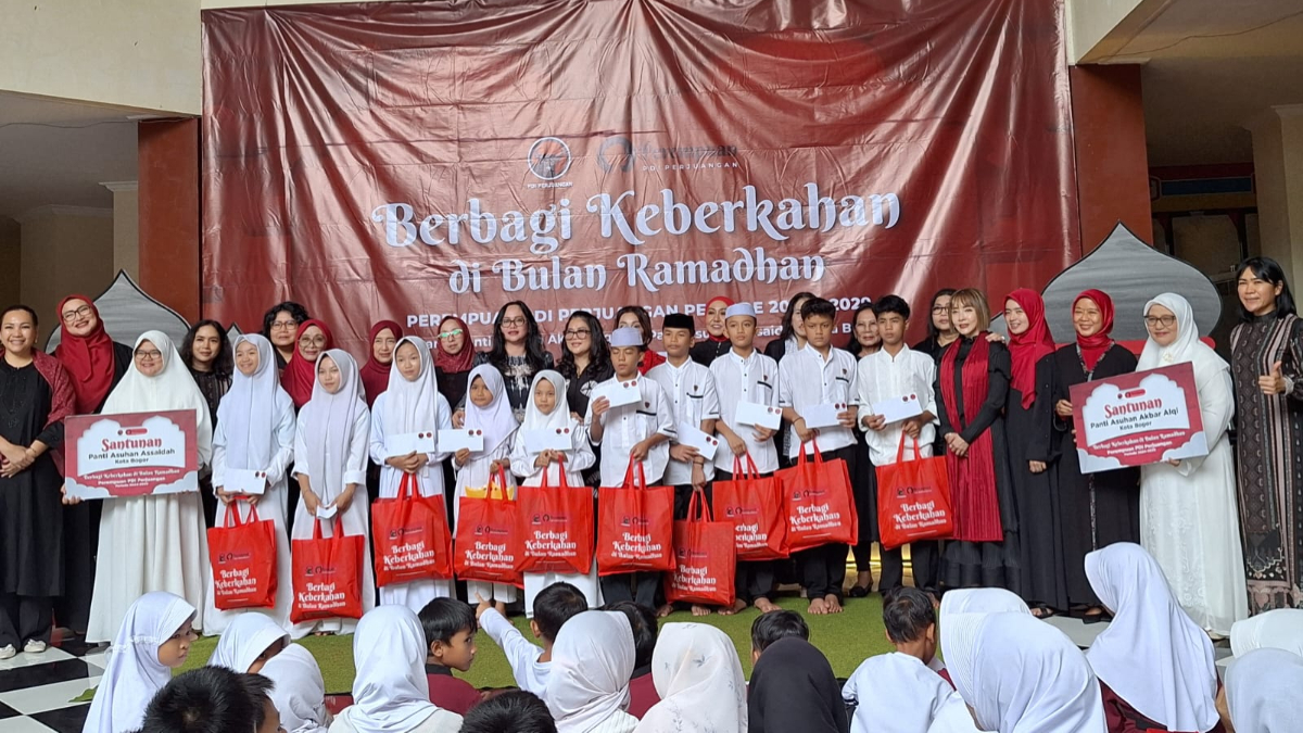 Ketua Perempuan PDI Perjuangan Venty Veronica dan jajaran pengurus menyerahkan bantuan secara simbolis kepada pengurus panti asuhan dalam kegiatan bakti sosial Ramadhan di Kota Bogor.