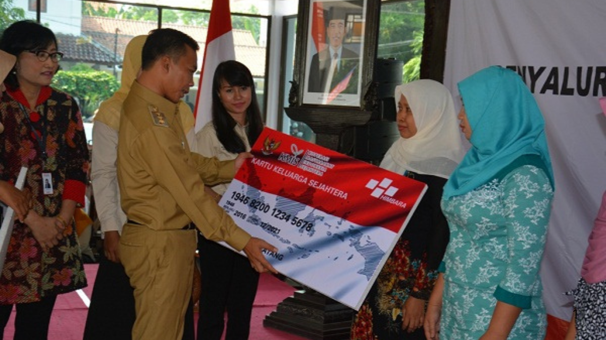 Serah terima Bantuan Sosial atau Bansos Kemensos