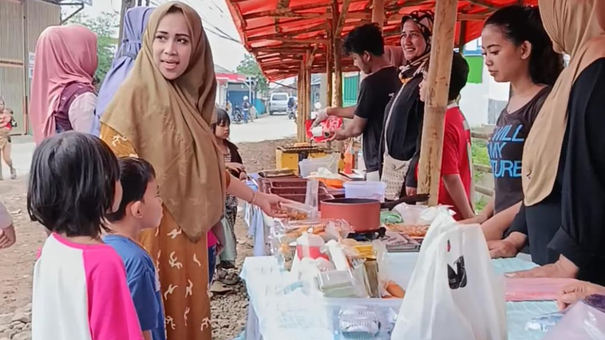 Warga atusias belanja di&nbsp;Bazar Ramadhan UMKM Cinangka, Kabupaten Bogor.