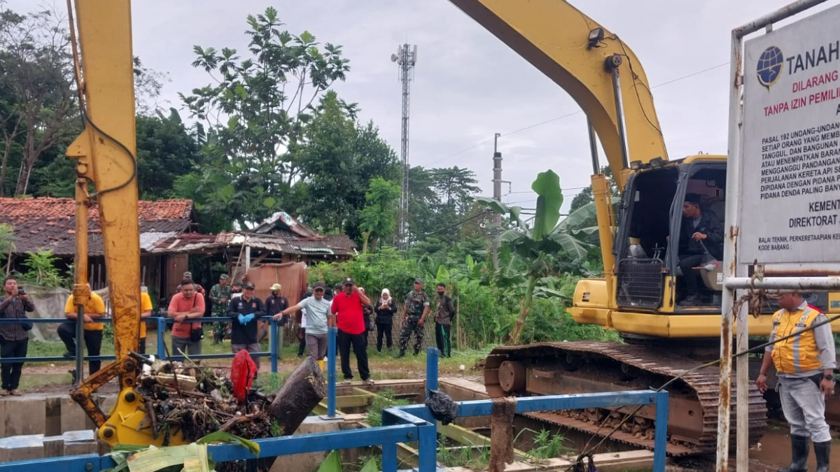 Alat berat beko diturunkan untuk mengatasi sampah di Dam Kali Cikaret, Cibinong, Kabupaten Bogor.