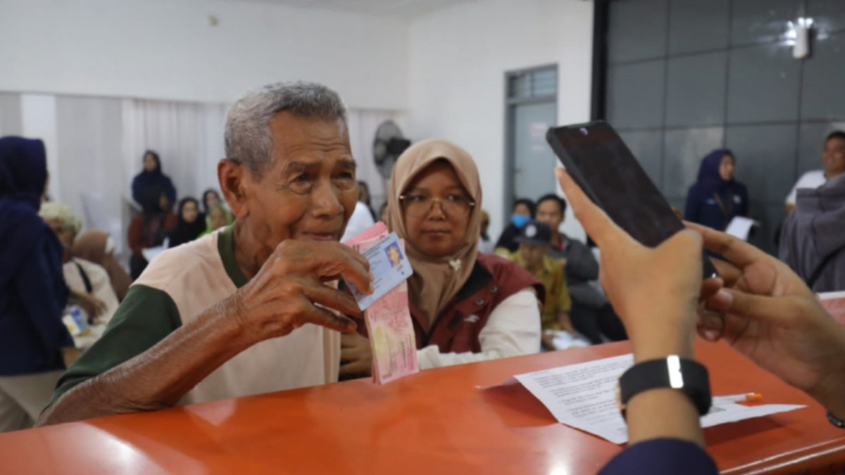 Ilustrasi penyaluran bansos kepada KPM