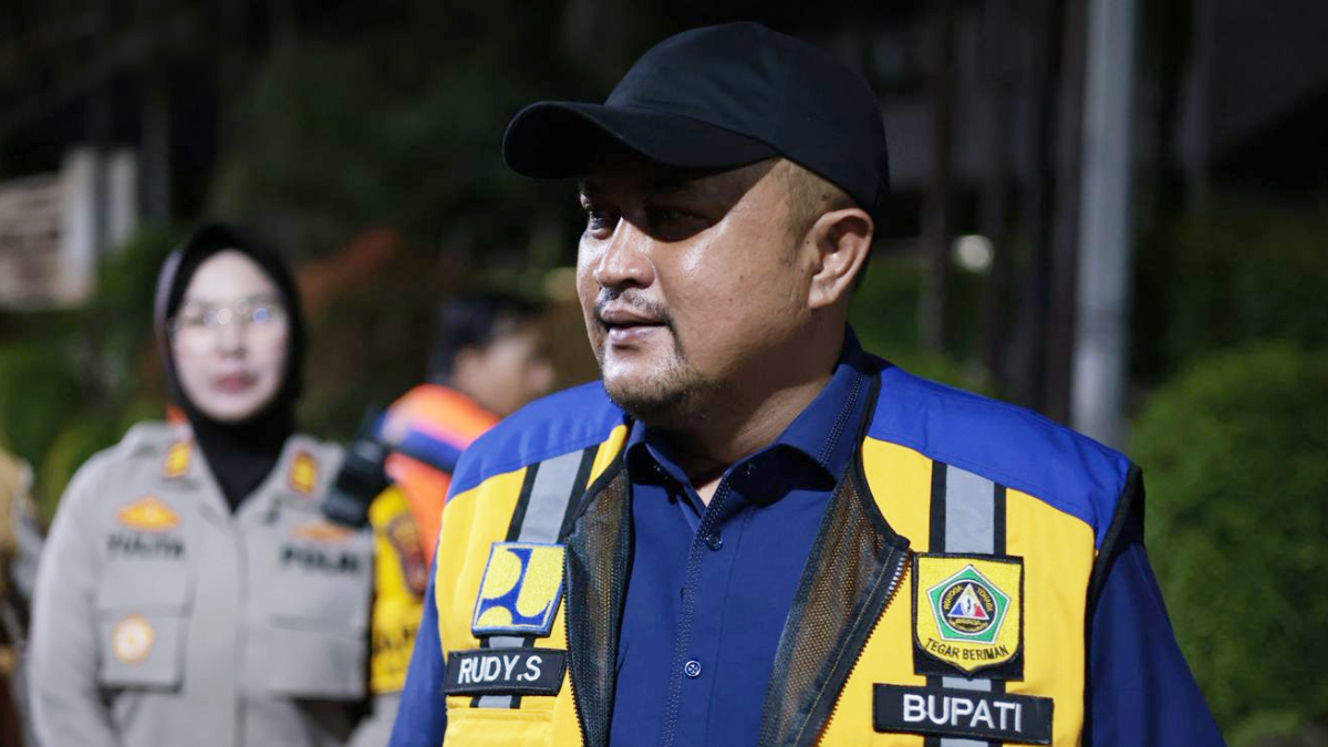 Bupati Bogor Rudy Susmanto mengecek&nbsp;perbaikan jalan di kawasan Parung, Kabupaten Bogor.