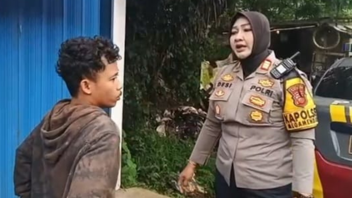 Kapolsek Megamendung AKP Desi Triana saat mendatangi lokasi yang diduga menjual obat daftar G di Desa Pasir Angin.