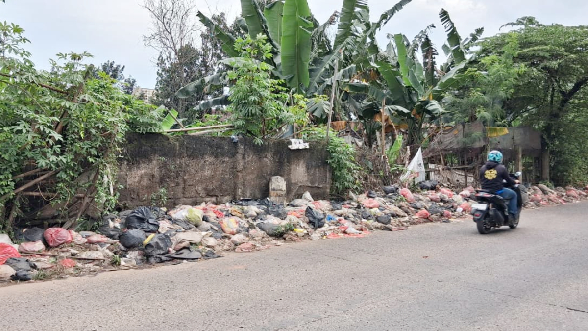 Tumpukan sampah di sepanjang Jalan Cileungsi-Setu, Desa Pasirangin, Kecamatan Cileungsi, Kabupaten Bogor, Selasa, 24 Februari 2026.