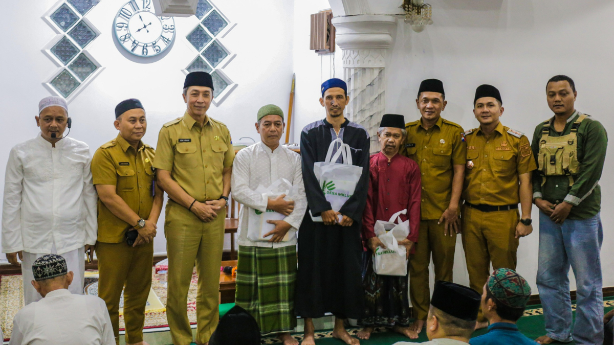 Wali Kota Bogor Dedie A. Rachim, bersama jajaran Pemkot Bogor saat melaksanakan tarawih keliling pada Ramadhan 1447 H di salah satu masjid di Kota Bogor.