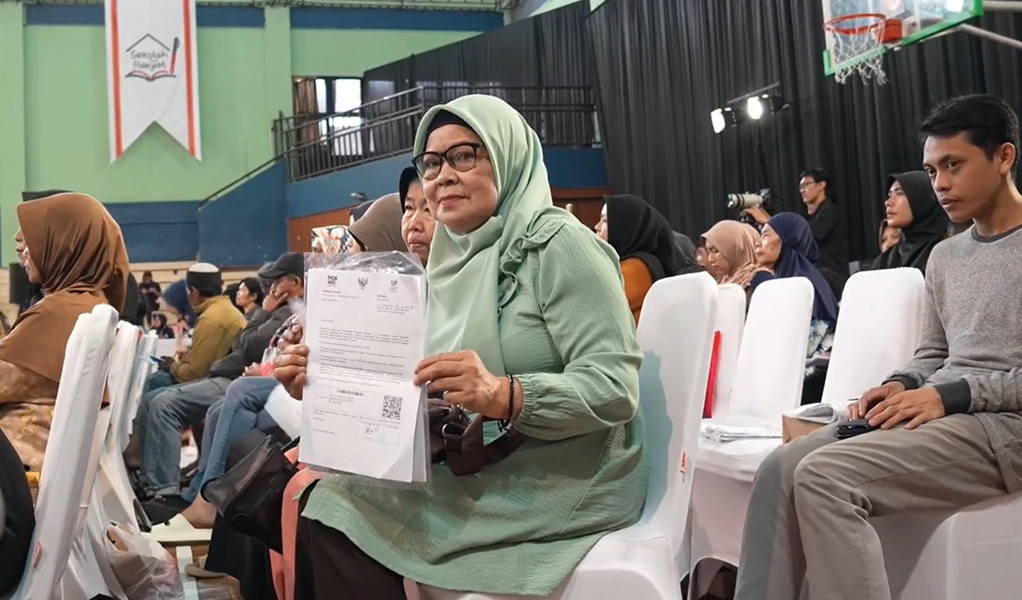 Penerima BLTS Kesra saat menerima pencairan melalui PT Pos Indonesia di tahun 2025