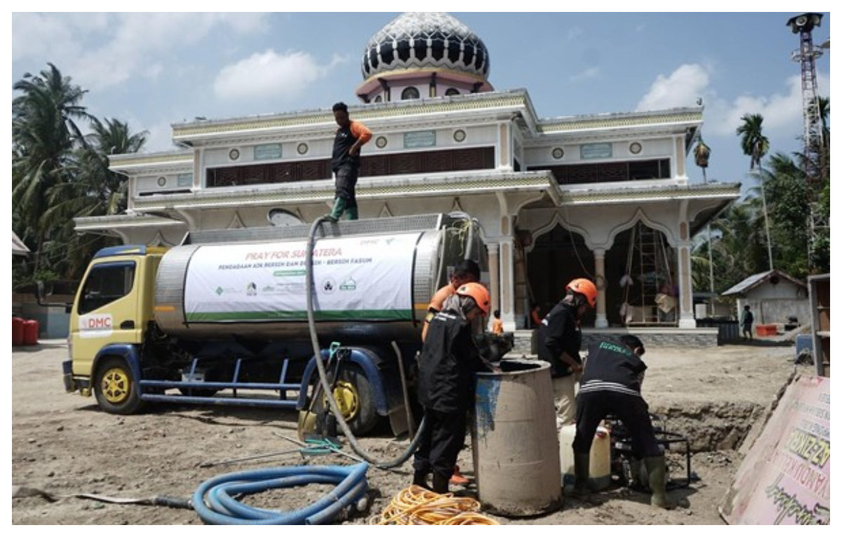 Relawan Dompet Dhuafa, saat membantu warga korban banjir bandang di Aceh.