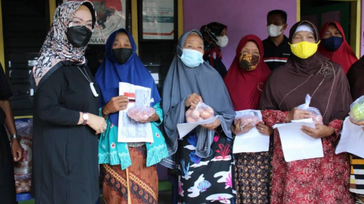 Ibu-ibu menerima bantuan sembako secara resmi dari Kemensos