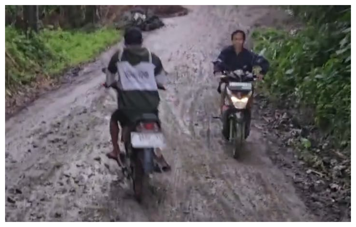 Kondisi ruas jalan penghubung Desa Curugbitung - Cisarua, Kecamatan Nanggung, Kabupaten Bogor. 